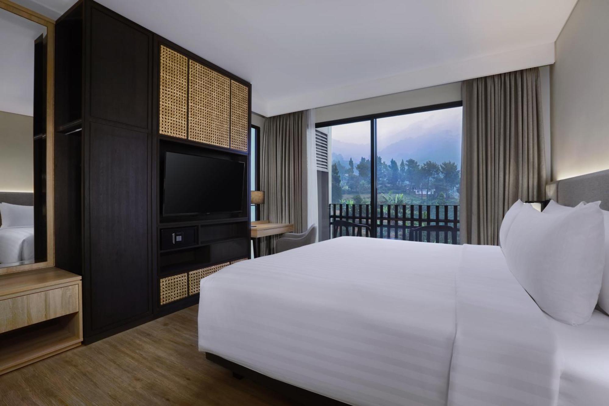 Grand Aston Puncak & 5* Ciseureuh